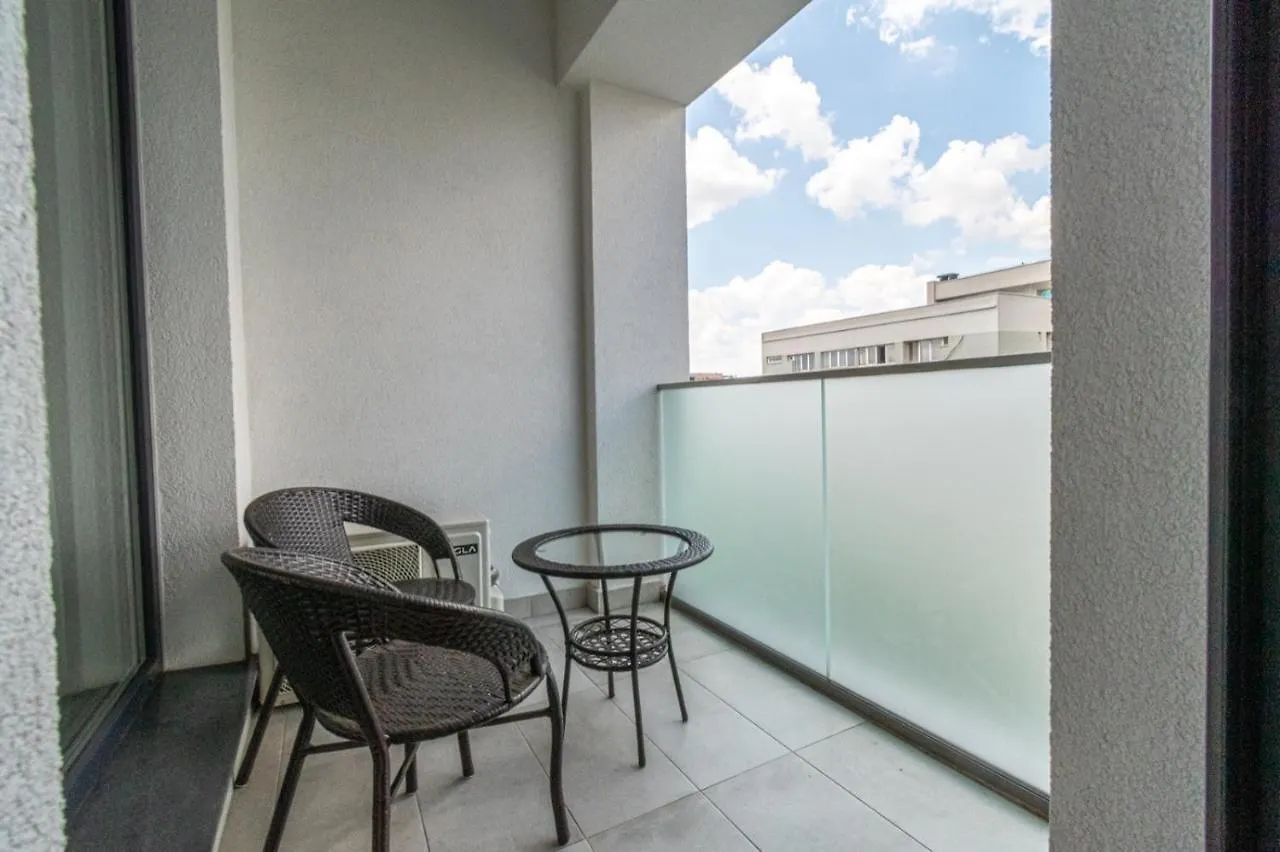 Relaxation Station: Cozy Apartment with Smart Features near Ior Park Bucharest