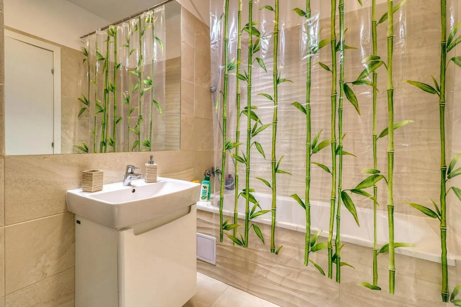 Relaxation Station: Cozy Apartment with Smart Features near Ior Park Bucharest Romania