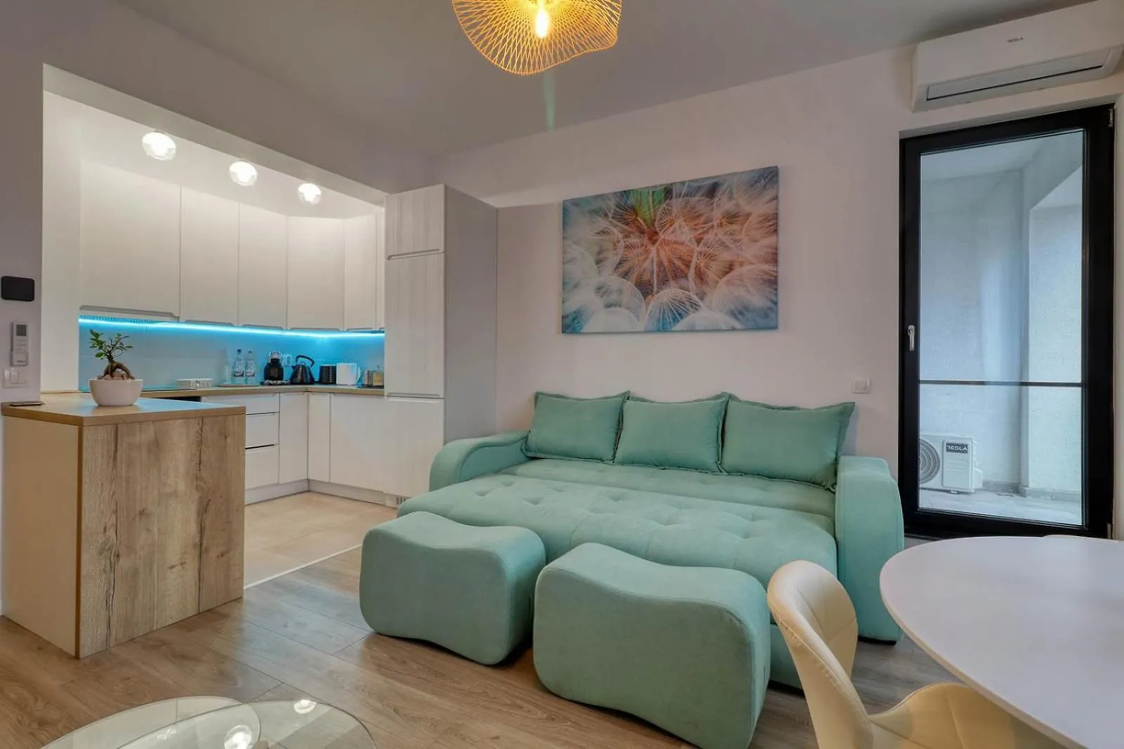 Relaxation Station: Cozy Apartment with Smart Features near Ior Park Bucharest
