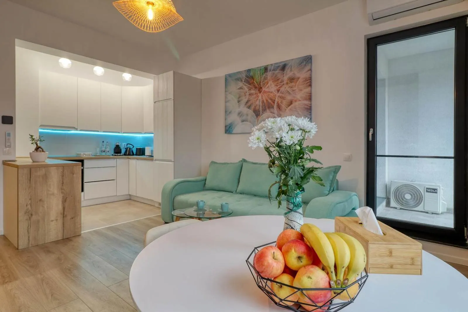 Relaxation Station: Cozy Apartment with Smart Features near Ior Park Bucharest Romania